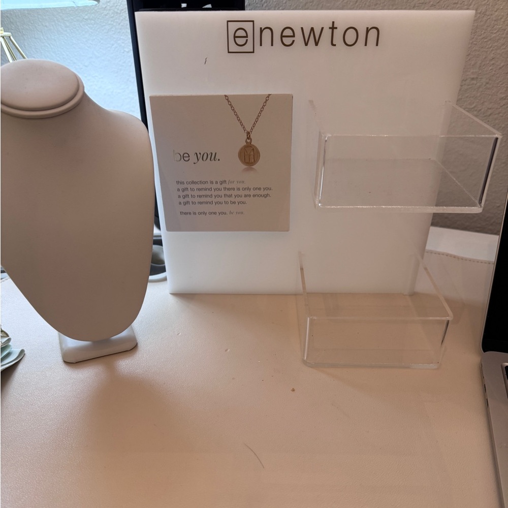 Enewton display with neck